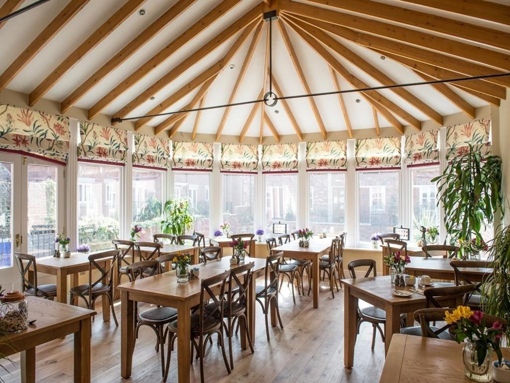 Darwin'S Townhouse Bed & Breakfast Shrewsbury Luaran gambar The restaurant at the National Motor Museum
