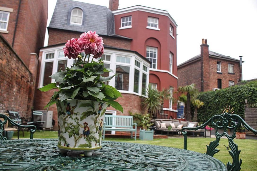 Darwin'S Townhouse Bed & Breakfast Shrewsbury Luaran gambar The garden of the former school