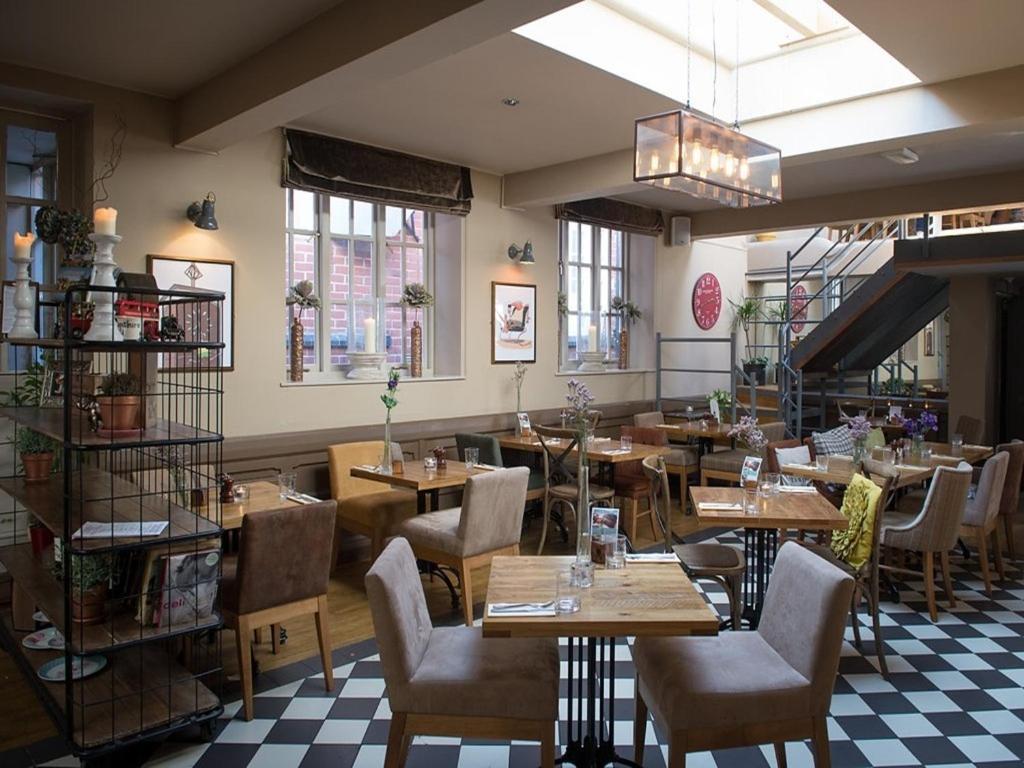 Darwin'S Townhouse Bed & Breakfast Shrewsbury Luaran gambar The restaurant at The Old Bank