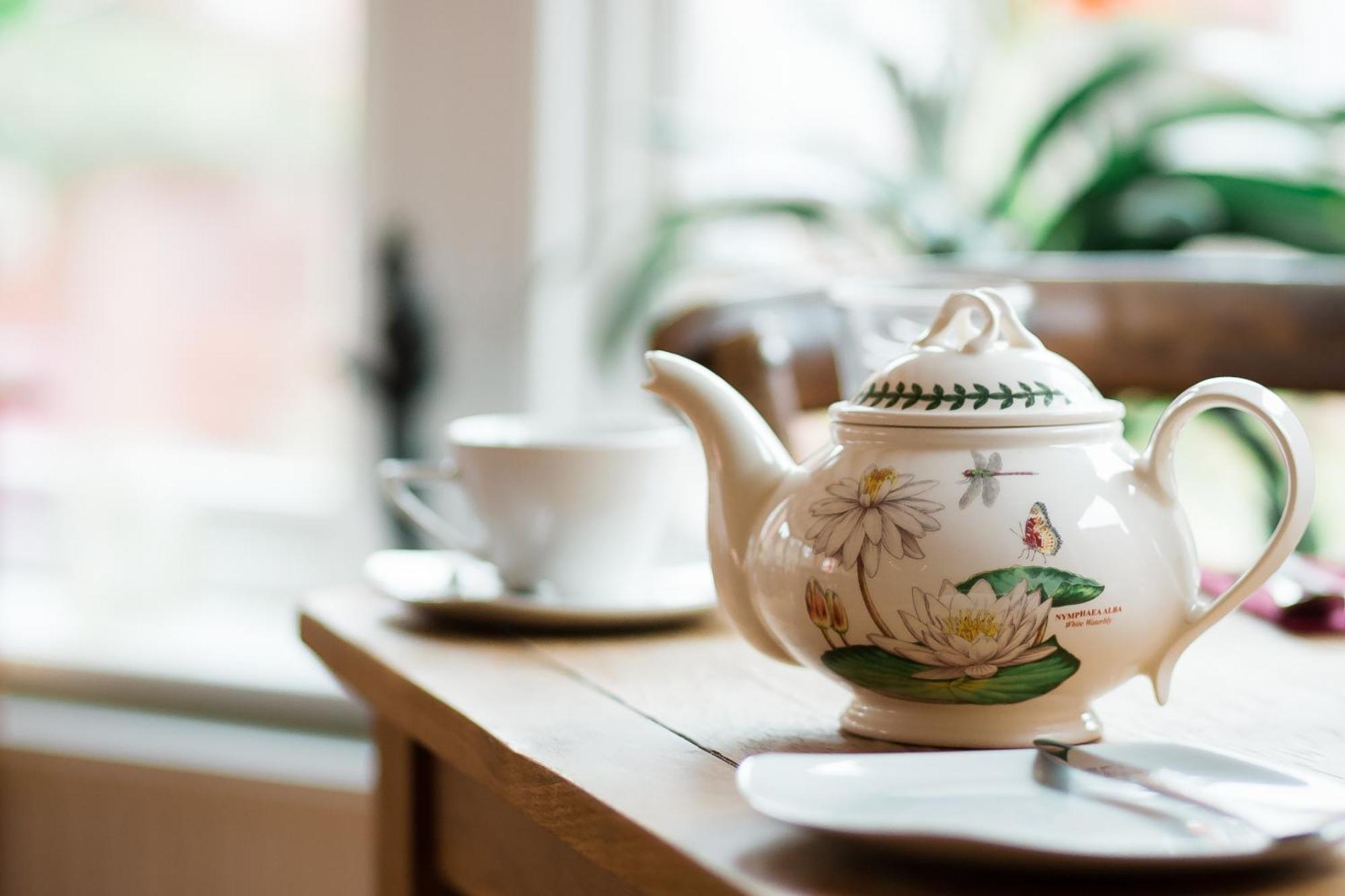 Darwin'S Townhouse Bed & Breakfast Shrewsbury Luaran gambar A teapot