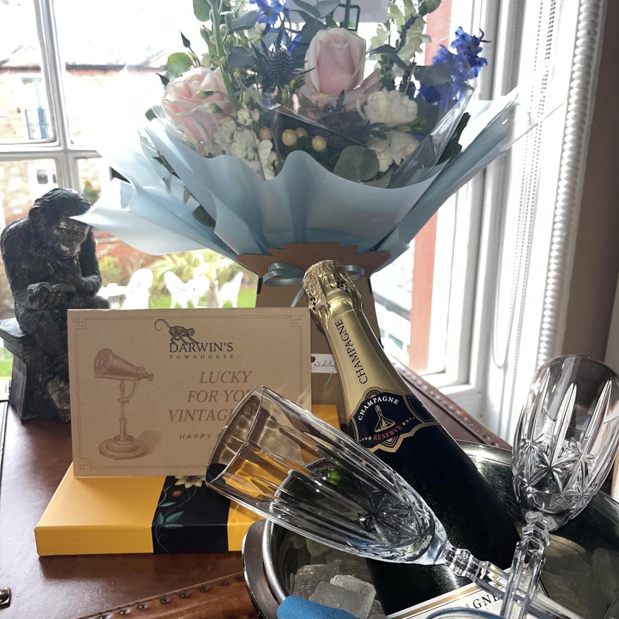 Darwin'S Townhouse Bed & Breakfast Shrewsbury Luaran gambar A bottle of Dom Pérignon