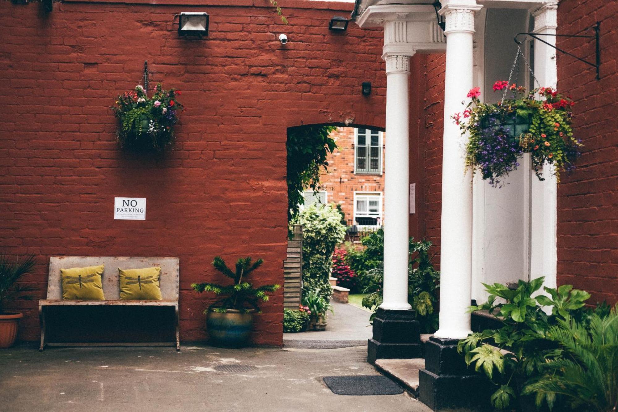 Darwin'S Townhouse Bed & Breakfast Shrewsbury Luaran gambar The entrance to the courtyard of the former St. Mary's Hospital