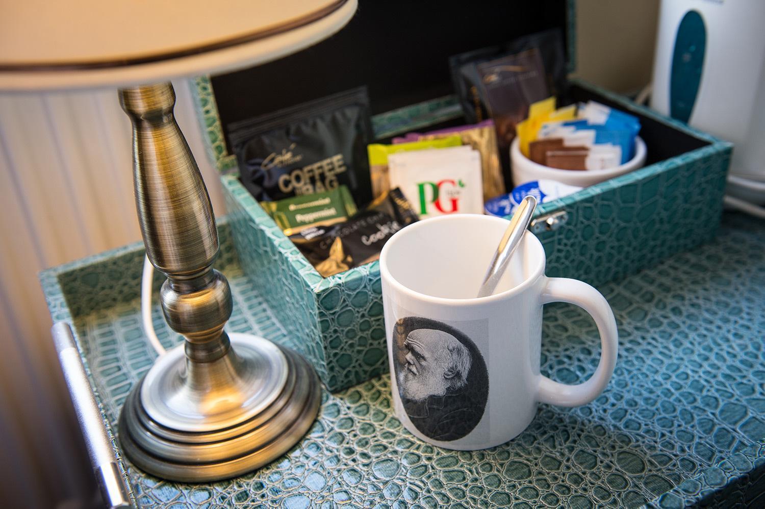 Darwin'S Townhouse Bed & Breakfast Shrewsbury Bilik gambar A coffee and tea tray in a hotel room