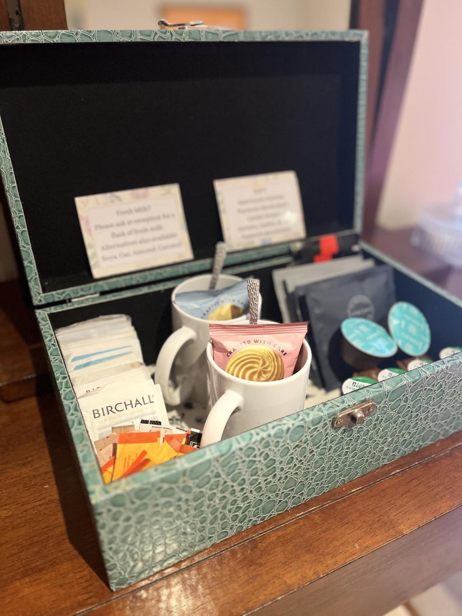 Darwin'S Townhouse Bed & Breakfast Shrewsbury Bilik gambar A tea box
