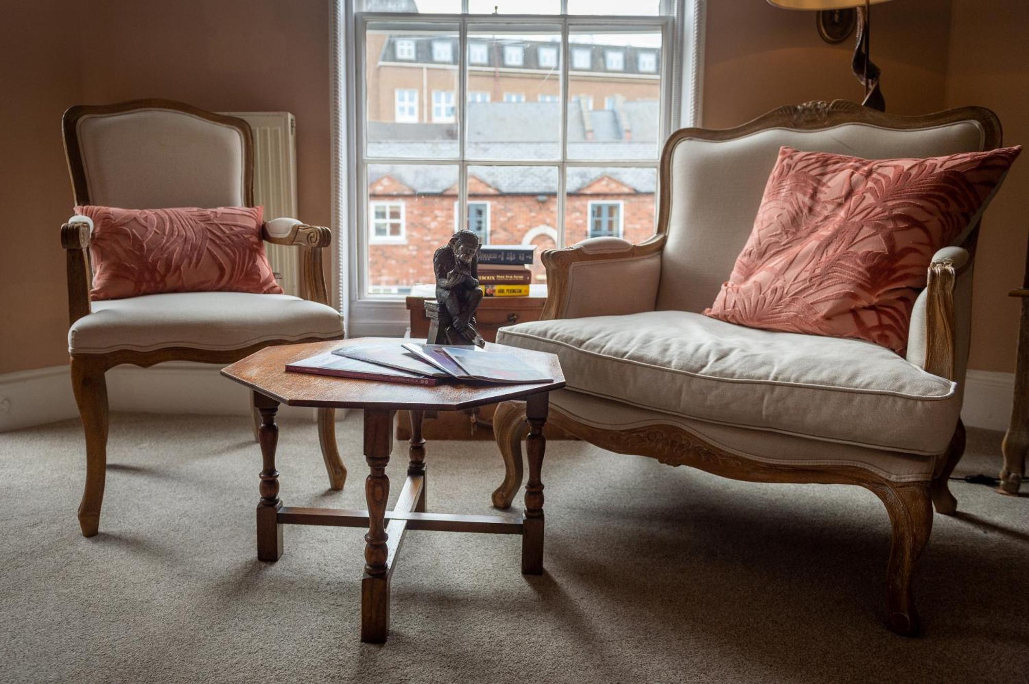 Darwin'S Townhouse Bed & Breakfast Shrewsbury Bilik gambar The interior of the Old Bank House