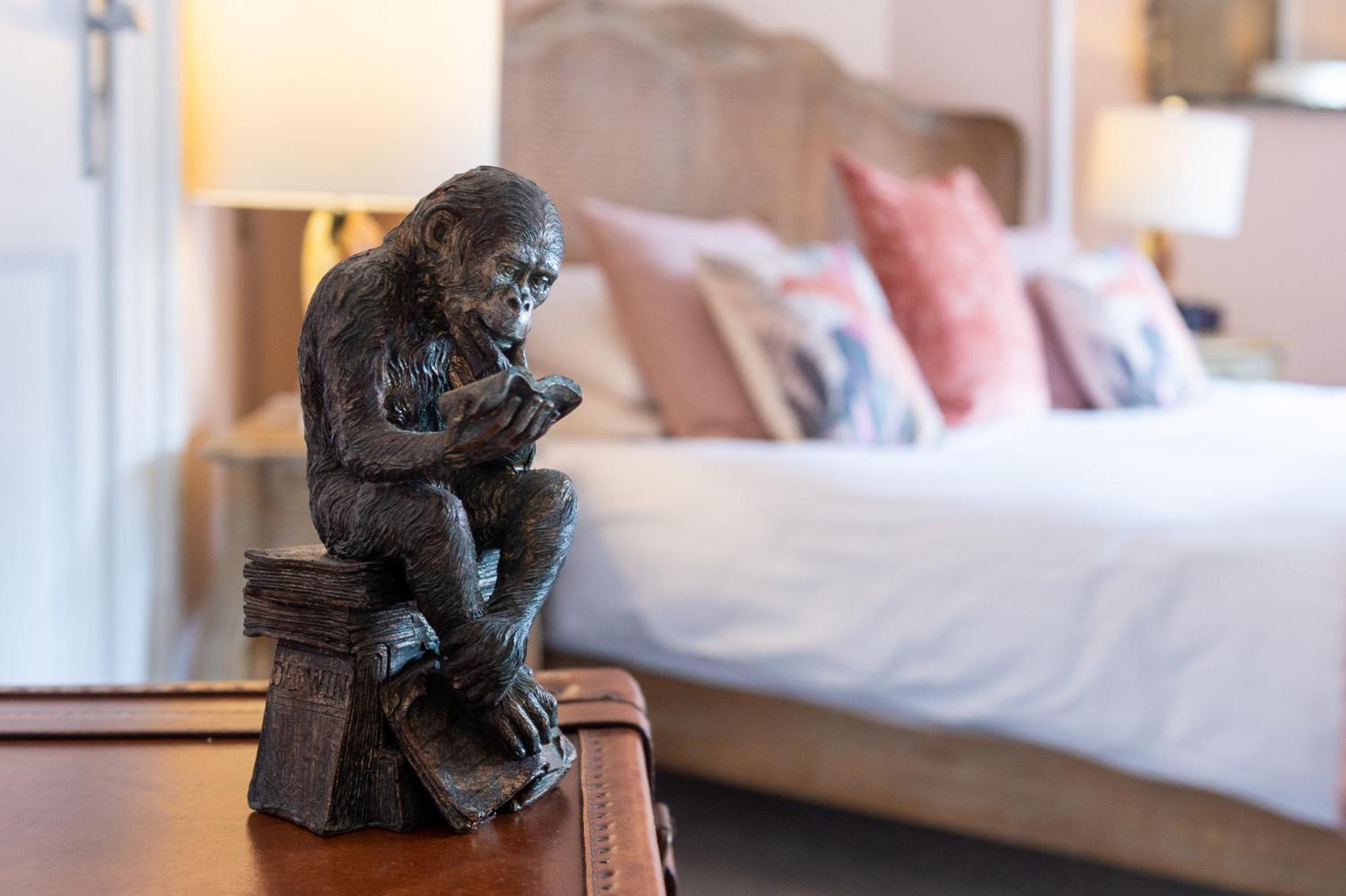 Darwin'S Townhouse Bed & Breakfast Shrewsbury Bilik gambar A sculpture of a monkey sitting on a suitcase