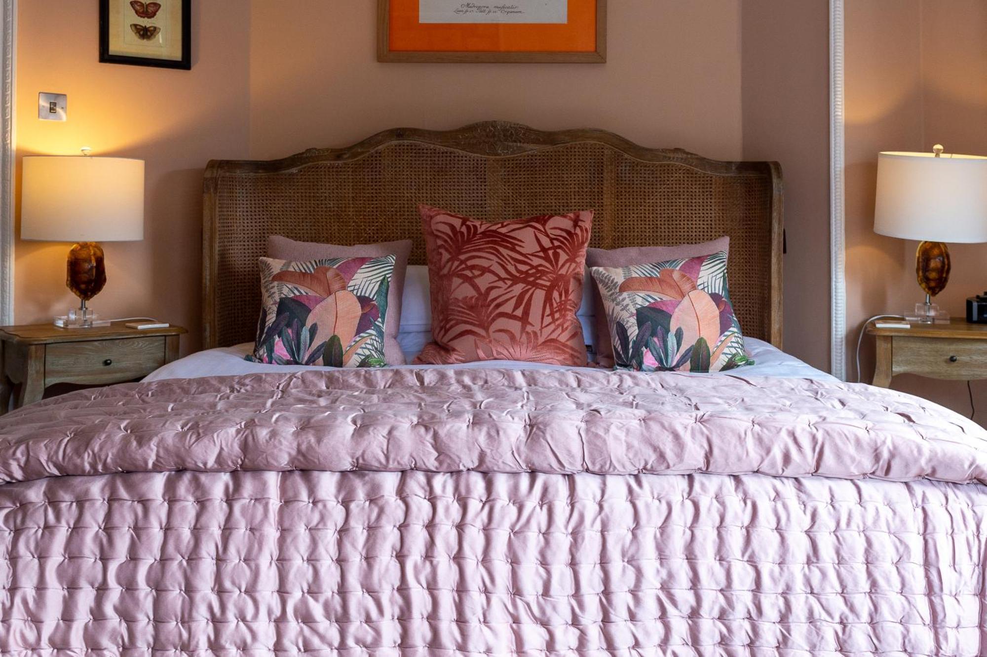 Darwin'S Townhouse Bed & Breakfast Shrewsbury Bilik gambar A bed with a duvet