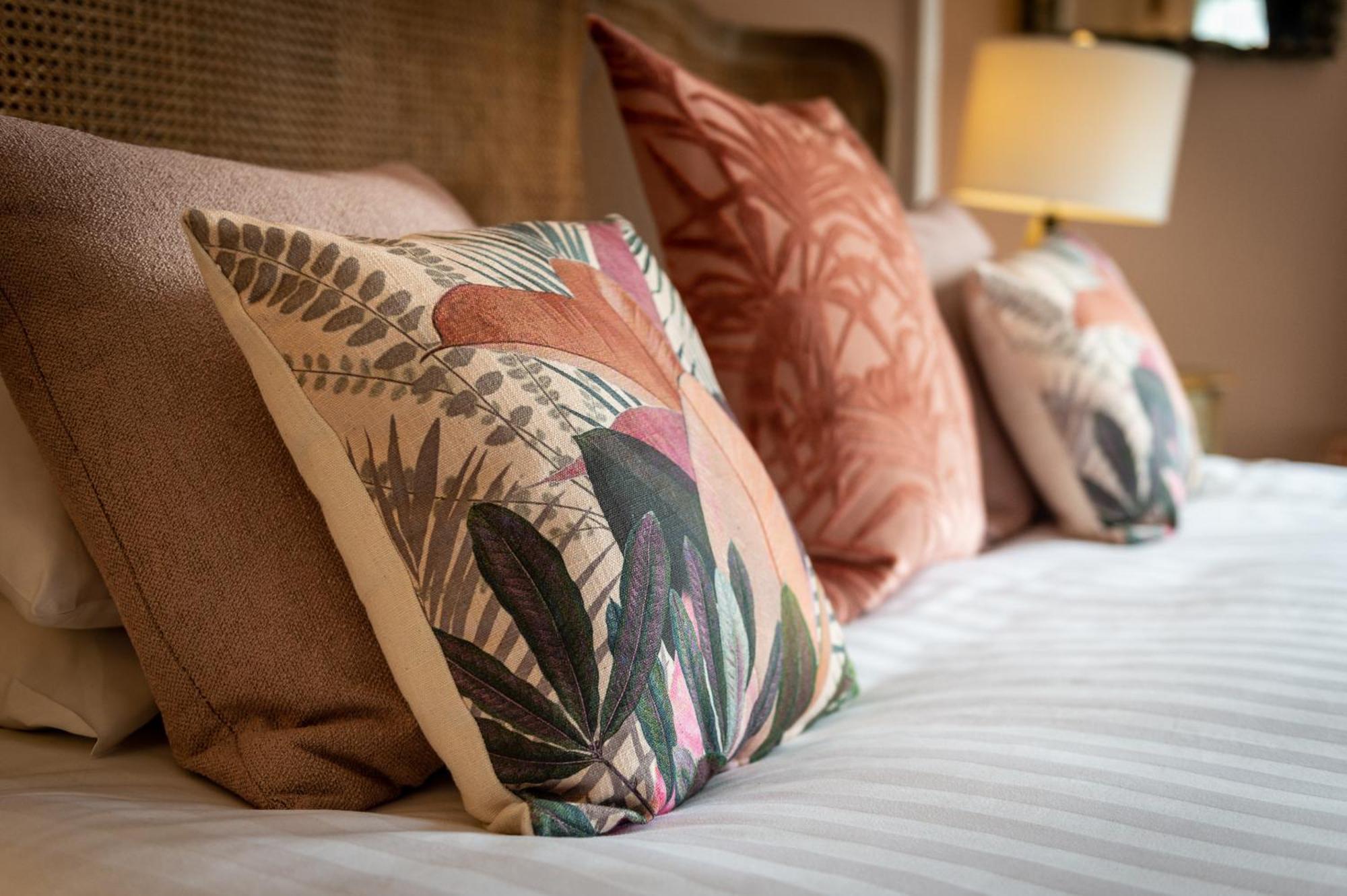 Darwin'S Townhouse Bed & Breakfast Shrewsbury Bilik gambar Cushions on a bed