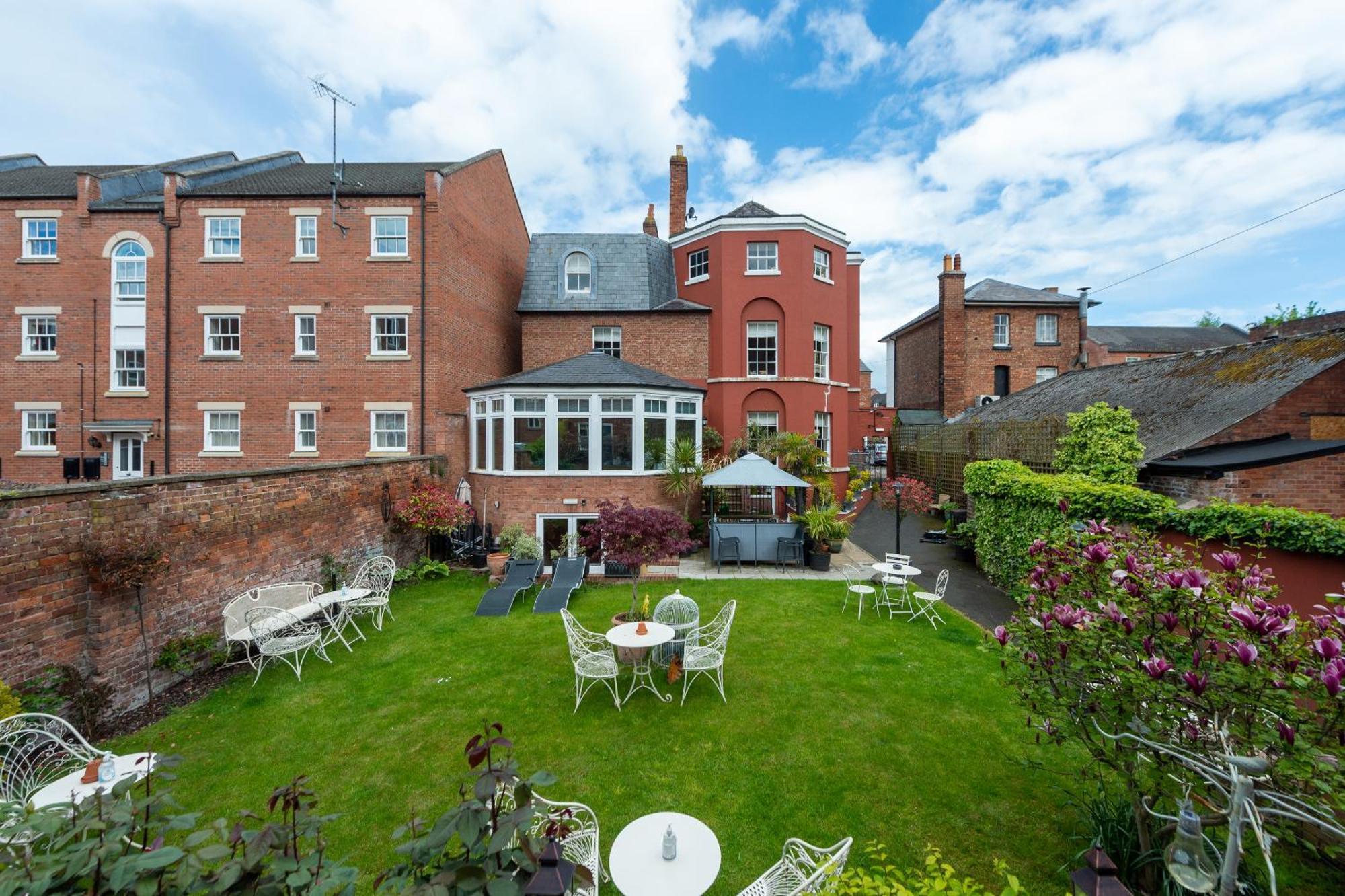 Darwin'S Townhouse Bed & Breakfast Shrewsbury Bilik gambar The garden of the hotel